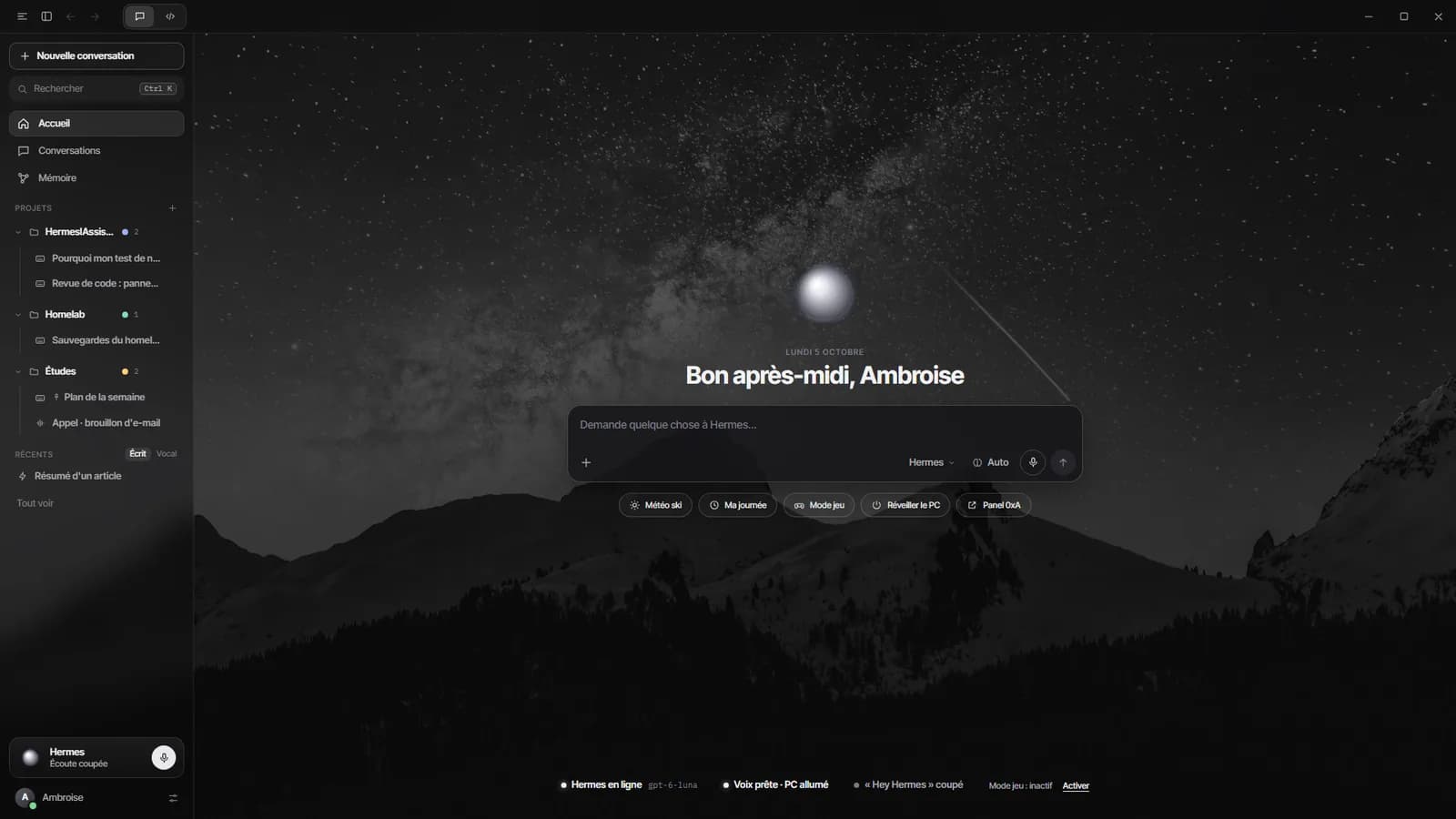 Fenêtre du Studio en thème sombre sur un ciel étoilé et des montagnes : barre latérale avec Accueil, Conversations, Mémoire et trois projets (HermesIAssistant, Homelab, Études) ; au centre une orbe, « Bon après-midi, Ambroise », un champ « Demande quelque chose à Hermes… » et cinq boutons (Météo ski, Ma journée, Mode jeu, Réveiller le PC, Panel 0xA) ; en bas une ligne d'état : Hermes en ligne, voix prête, mot d'appel coupé, mode jeu inactif.