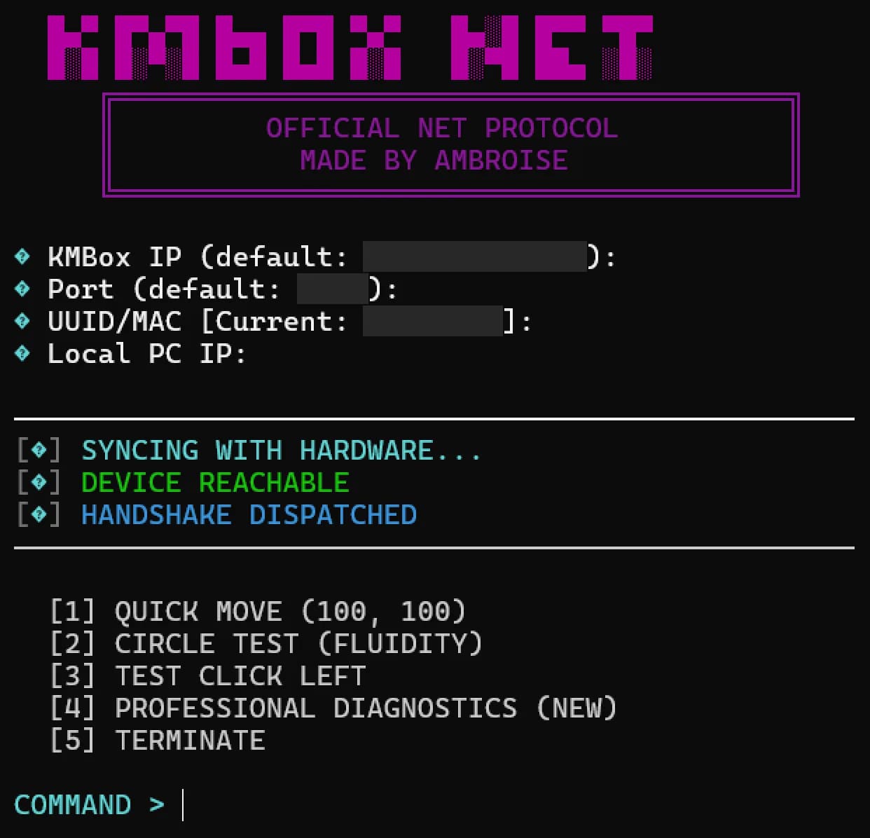 Console Windows sur fond noir, avec la bannière KMBox NET en violet. Quatre invites suivent : IP du KMBox, port, UUID/MAC et IP du PC local. Les valeurs proposées pour les trois premières sont masquées par des rectangles gris, la quatrième n'en affiche aucune. Viennent ensuite les lignes SYNCING WITH HARDWARE en cyan, DEVICE REACHABLE en vert et HANDSHAKE DISPATCHED en bleu, puis un menu à cinq choix : déplacement rapide (100, 100), test de cercle, clic gauche, diagnostic professionnel et quitter, et l'invite COMMAND.