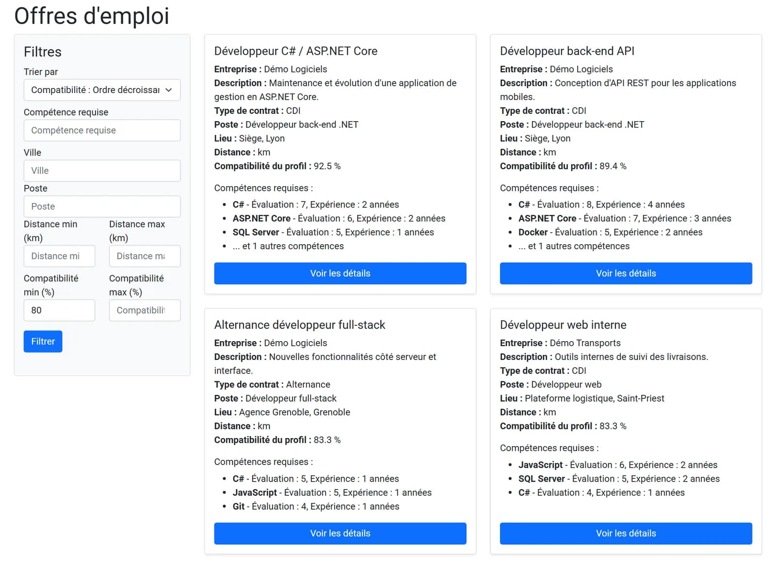 Liste « Offres d'emploi ». À gauche, le panneau Filtres : tri « Compatibilité : Ordre décroissant », champs compétence, ville, poste, distances min et max, compatibilité minimale à 80, bouton Filtrer. À droite, quatre offres fictives en cartes (Développeur C# / ASP.NET Core, Développeur back-end API, Alternance développeur full-stack, Développeur web interne) avec entreprise, contrat, poste, lieu, une distance vide, la compatibilité du profil (92.5 %, 89.4 %, 83.3 %, 83.3 %) et les compétences requises.