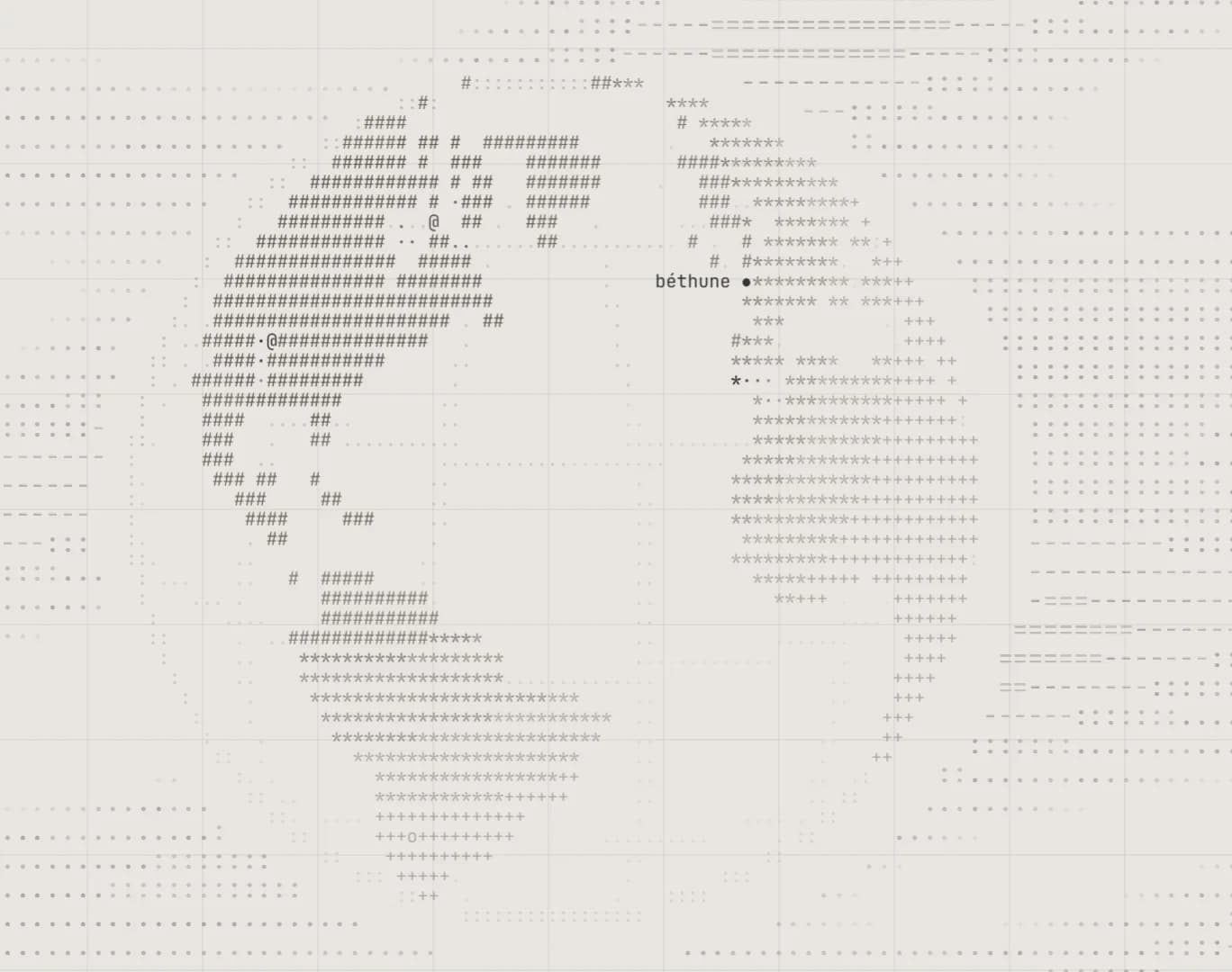 Globe en caractères ASCII sur fond clair, centré sur l'Atlantique : les Amériques à gauche, l'Europe et l'Afrique à droite, dessinées en #, * et + selon l'éclairage. Béthune est marquée d'un point, des alertes s'allument en @ sur l'Amérique du Nord et en o sur l'Amérique du Sud, et des rangées de tirets et de points figurent l'eau tout autour.