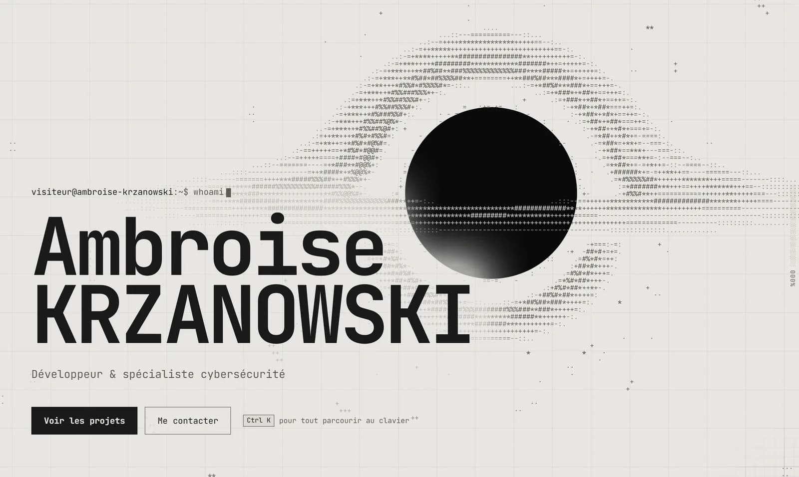 Hero du portfolio en thème clair : l'invite visiteur@ambroise-krzanowski:~$ whoami, le nom Ambroise KRZANOWSKI en grand, et derrière, un trou noir en glyphes ASCII. Le disque traverse une ombre ronde remplie de noir et sa face arrière passe au-dessus et au-dessous ; l'ombre s'estompe en bas à gauche, près du nom.