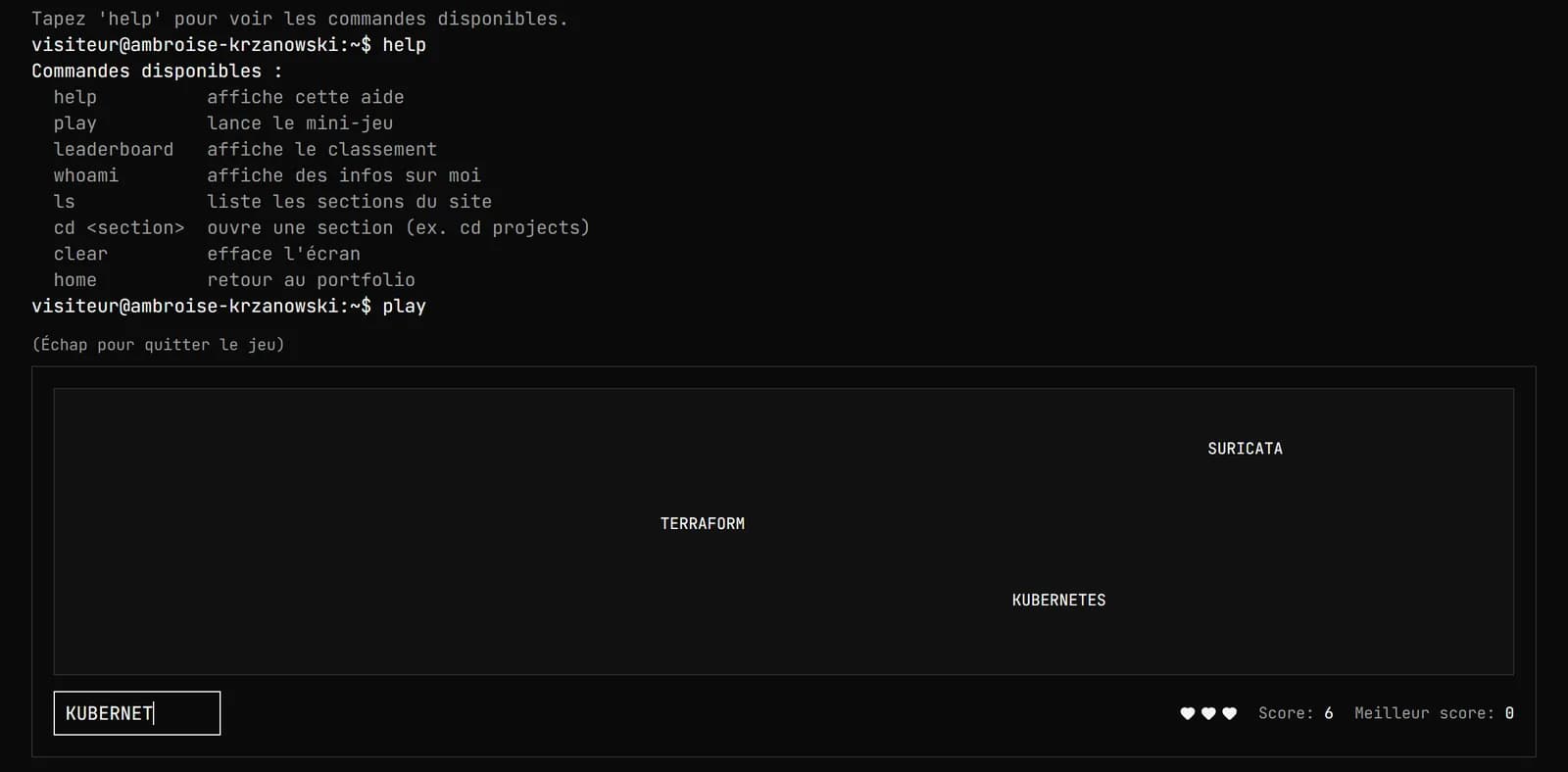 Console sombre : la commande help liste help, play, leaderboard, whoami, ls, cd, clear et home ; la commande play lance Typing Rush, où tombent les mots SURICATA, TERRAFORM et KUBERNETES, avec KUBERNET en cours de saisie, trois vies et un score de 6.